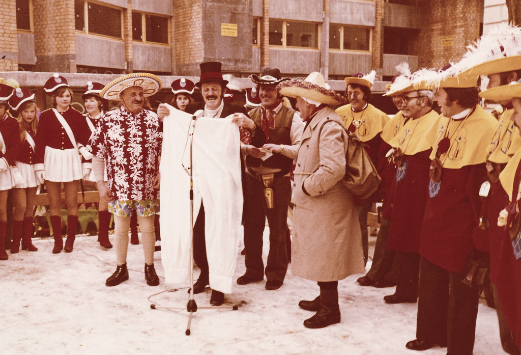 2 Fotos: Narrengruppe auf der Fasnachtsbühne, Fasnacht 1974