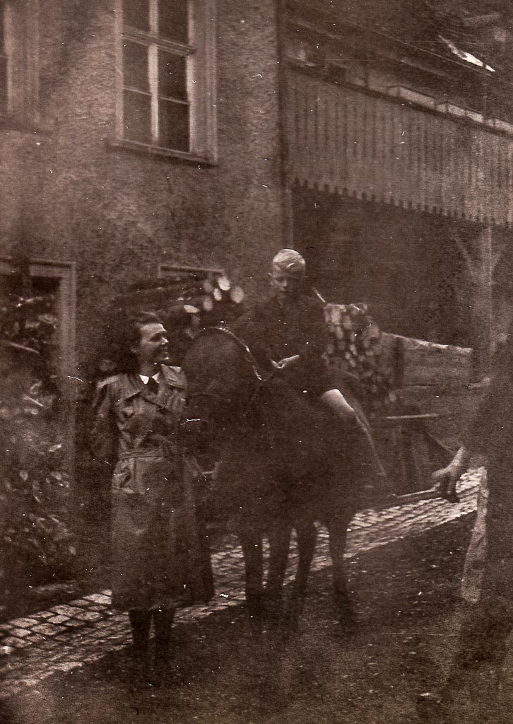 Kind auf dem Pferd hinter dem Gasthaus »Ochsen«, ca. 1944