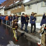 4 Fotos: 20-Jährige mit dem Narrenbaum in der Maienlandstraße, Fasnacht 1973