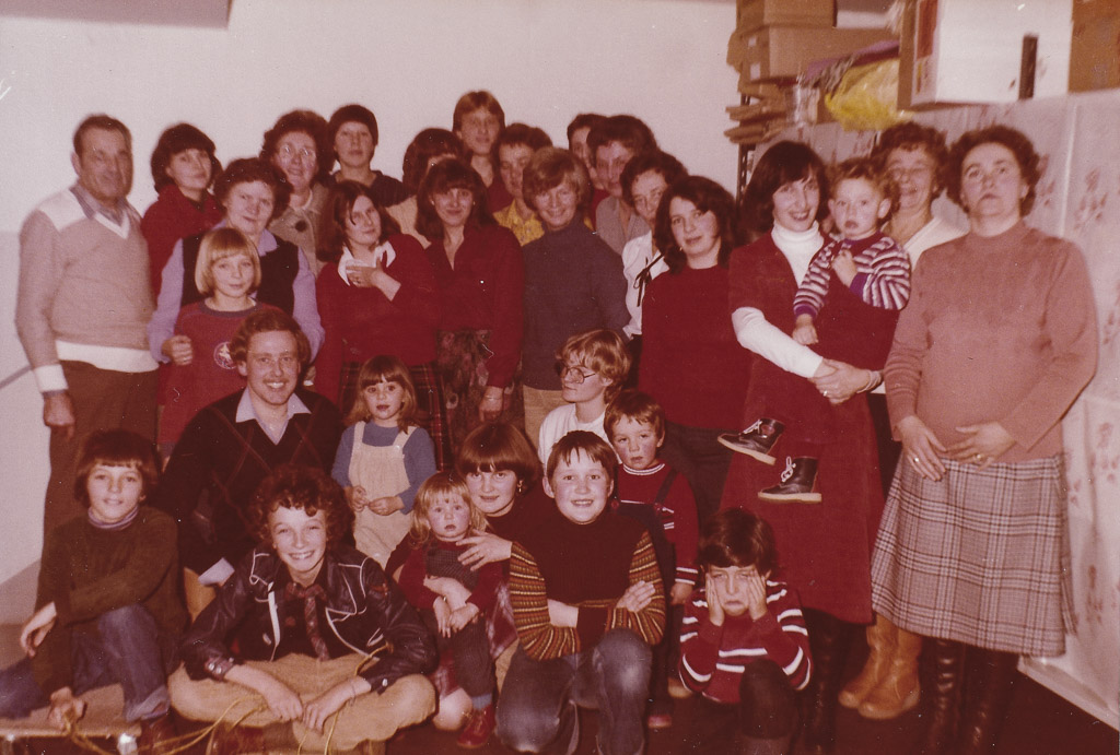 Angestellte der »Gottlieb«-Filiale mit ihren Kindern, ca. 1980