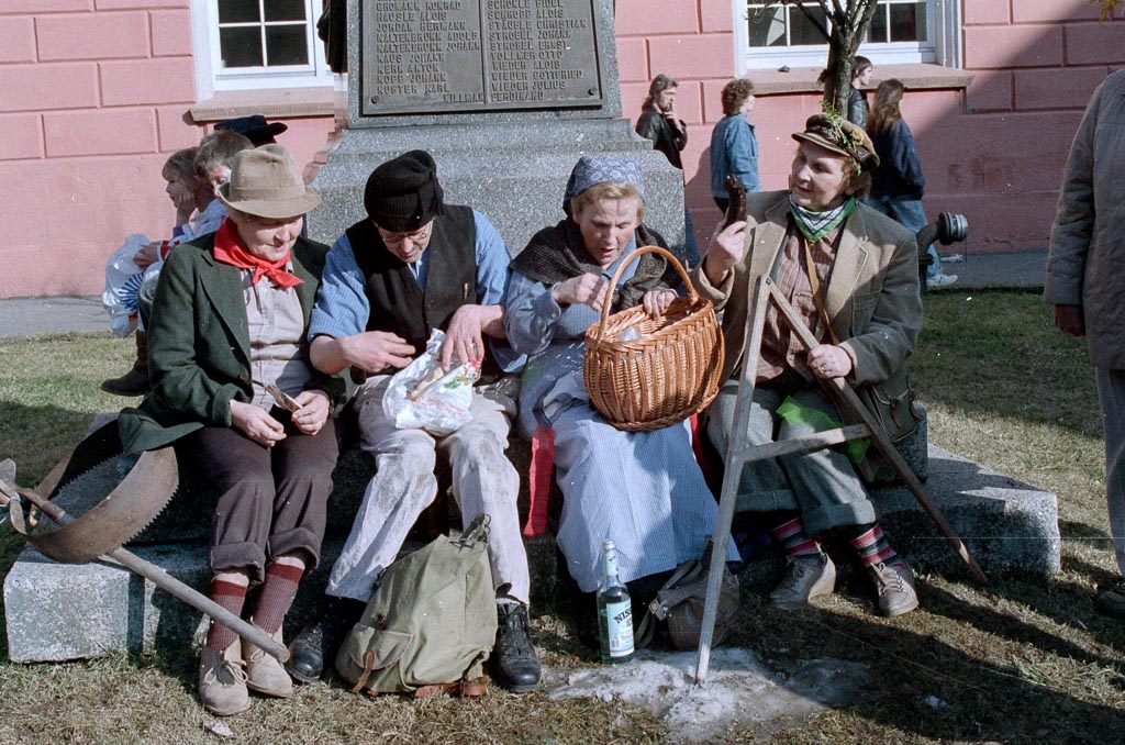 Narrengruppe beim Kriegerdenkmal, Fasnacht 1990