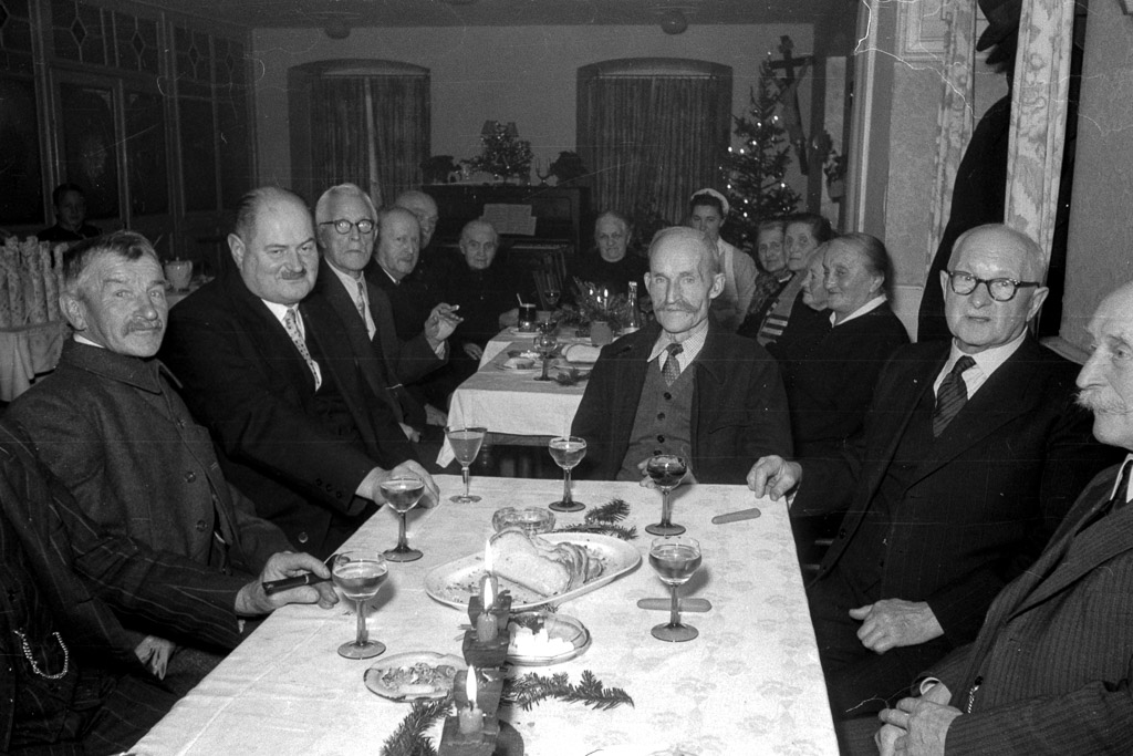 5 Fotos: Altennachmittag im Gasthaus »Linde«, ca. 1957/58