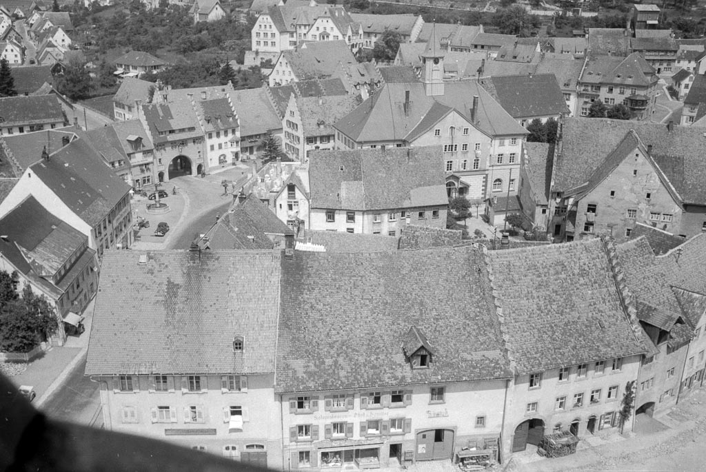 Blick vom Kirchturm in Richtung Rathaus, ca. 1957