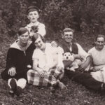 Familie Fehrenbach mit zwei Hunden im Gras, ca. 1920