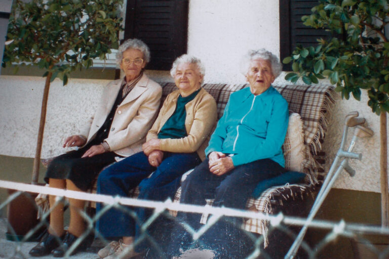 Drei Frauen auf einer Sitzbank in der Haslachstraße, ca