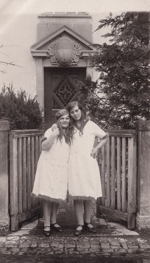 Zwei Mädchen vor dem Haus Siefert am Rathausplatz, Fasnacht ca. 1927