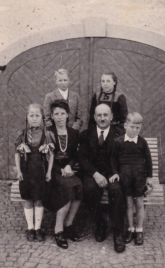Franz und Erna Bader mit ihren Kindern, 1949