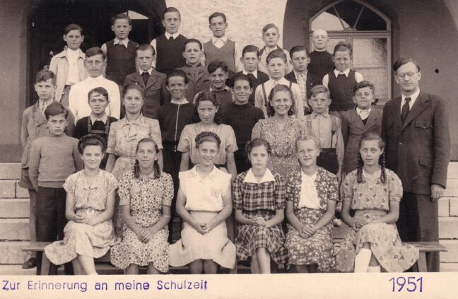 Schulklasse des Jahrgangs 1936/37 mit Lehrer Schlachter vor dem