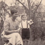 Mathilde Schlenker mit Sohn, ca. 1940