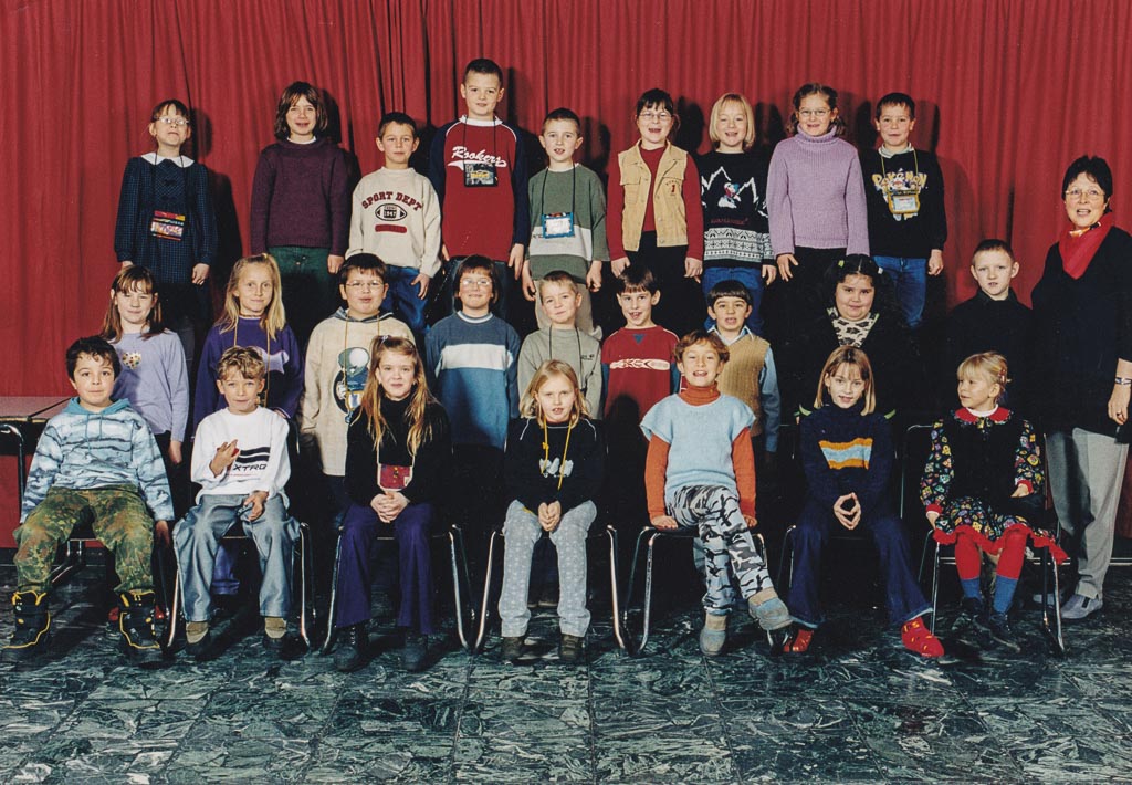 Grundschulklasse mit Lehrerin Waßmer, 2001