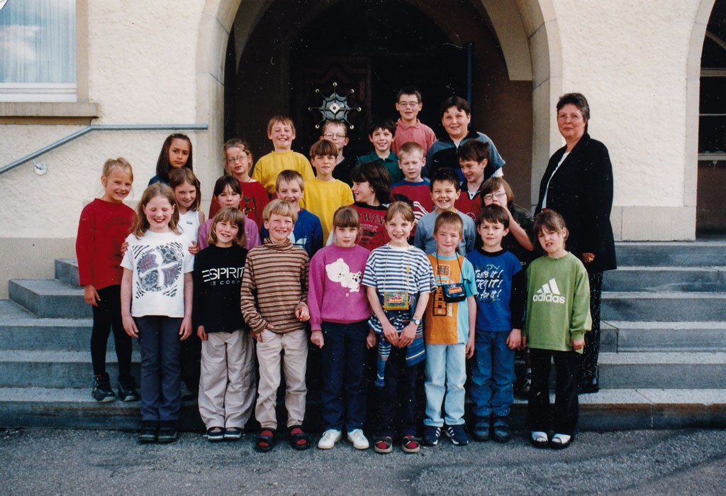 Klasse 1b der Grundschule mit Lehrerin Waßmer, 2000