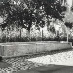 2 Fotos: Brunnen beim Haus Heizmann in der Maienlandstraße, ca. 1997