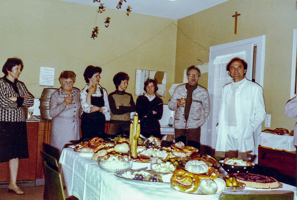 Krankenhauspersonal bei einer Feier, 1980