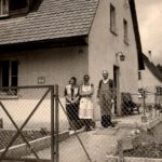 Ehepaar Vetter mit einem Kurgast vor dem Haus in der Haslachstraße, 1955