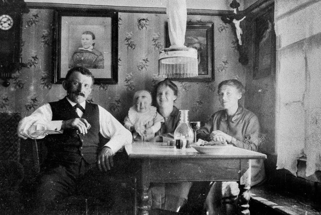 Familie XXX in der Stube, ca. 1920-1930