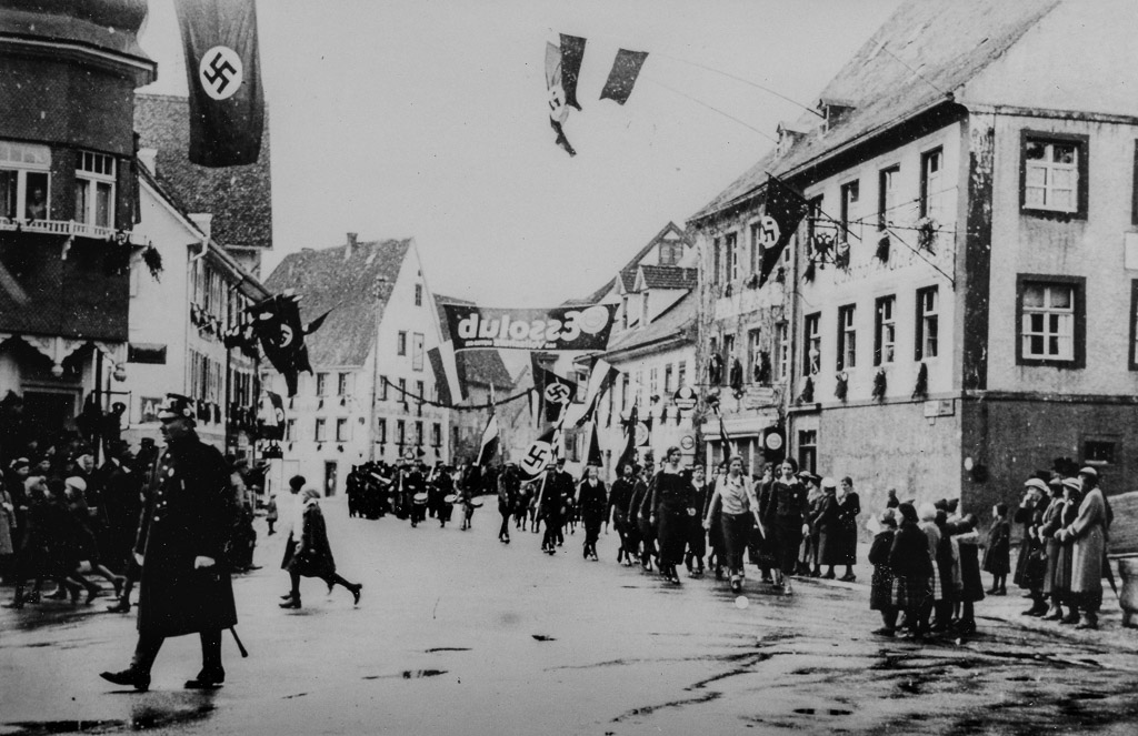 Aufmarsch beim Erntedankfest in der Unteren Hauptstraße, Oktober 1938