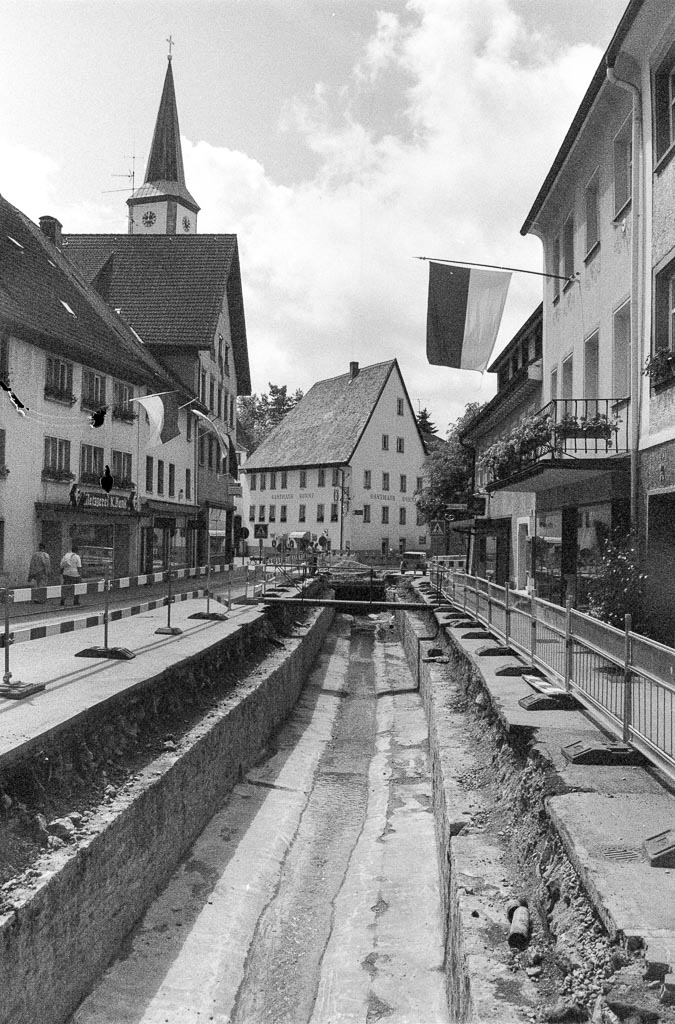 2 Fotos: Offener Stettbach in der Unteren Hauptstraße, 1999