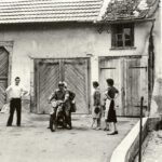 Motorrad vor der Ökonomie vom Haus Mayer und Gasthaus »Adler« in der Demetriusstraße, ca. 1960