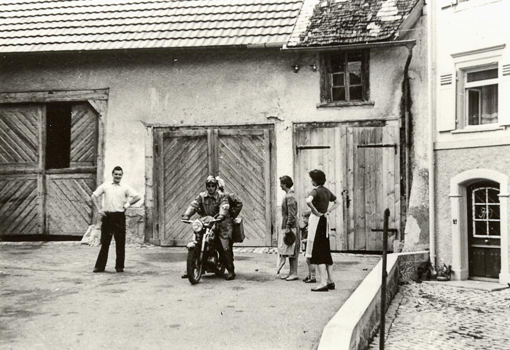 Motorrad vor der Ökonomie vom Haus Mayer und Gasthaus »Adler« in der Demetriusstraße, ca. 1960