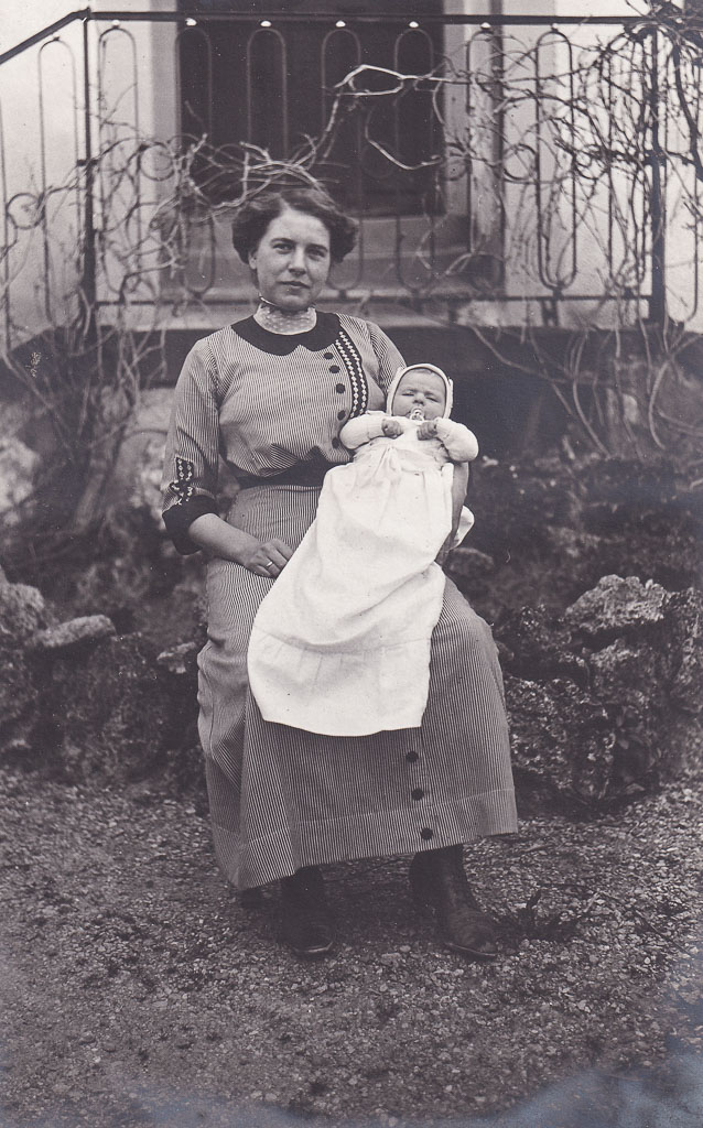 Mutter mit Baby in der Rötengasse, ca. 1910