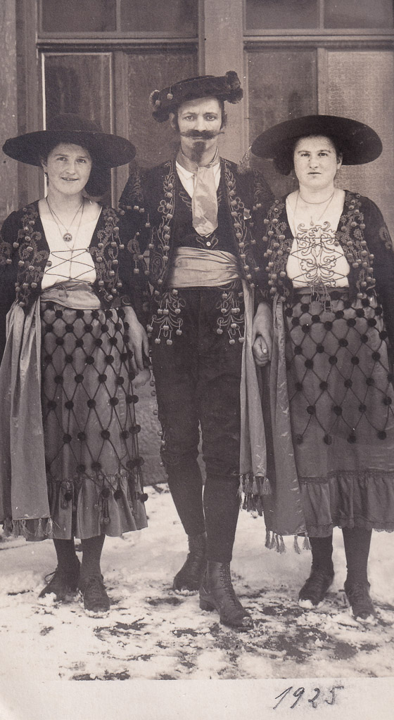 Narrengruppe in der Demetriusstraße, Fasnacht 1925