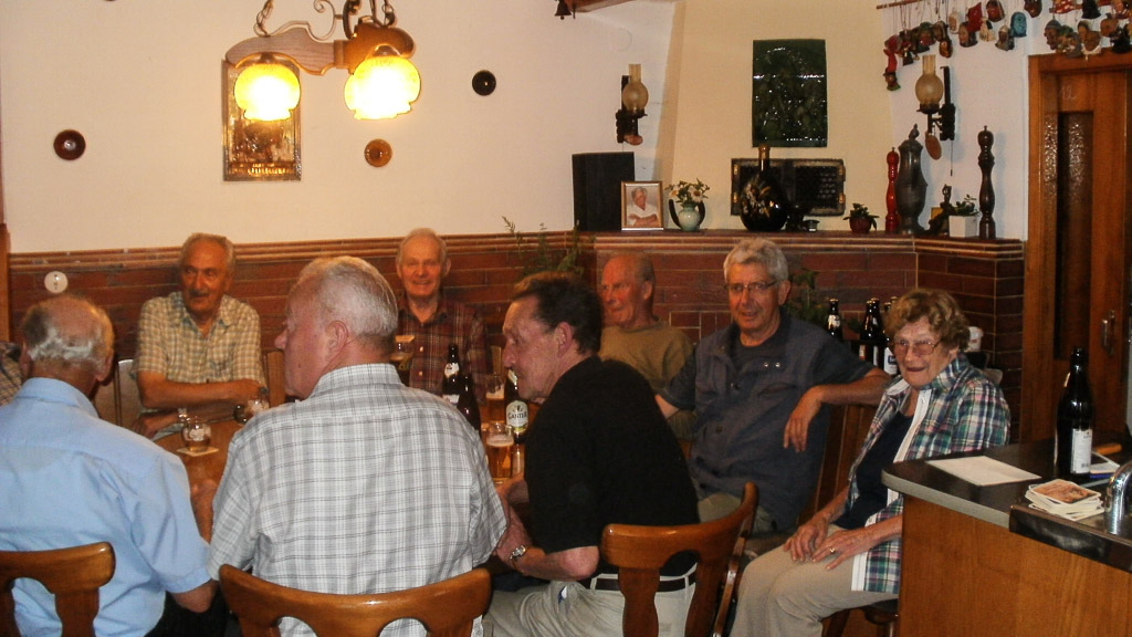 2 Fotos: Fritschi-Stammtisch im Gasthaus »Ganterbräu«, 2012