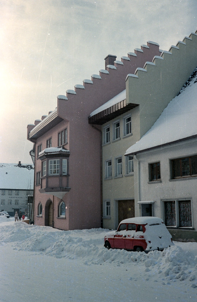 Haus Hecht in der Kirchstraße mit viel Schnee, ca. 1985