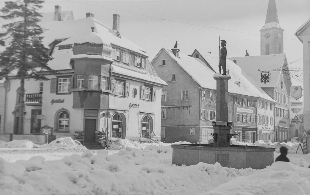 Unterer Rathausplatz mit Demetriusbrunnen und viel Schnee, ca. 1955