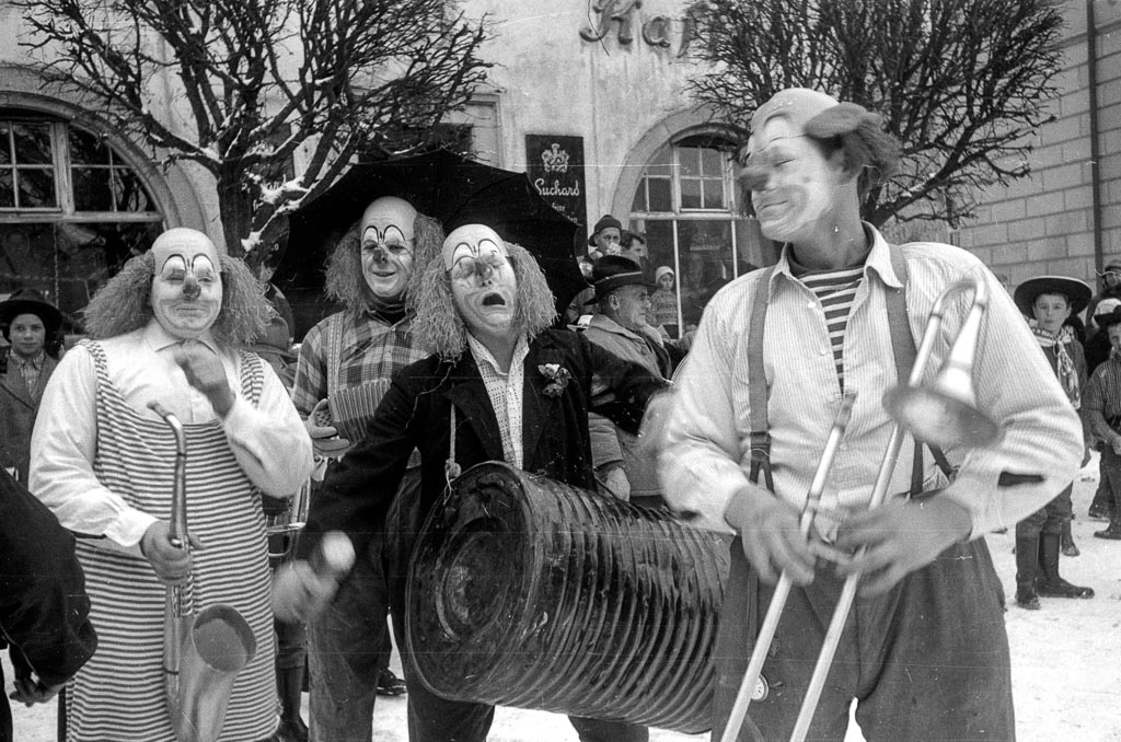 Clowngruppe vor dem Café Fuß, Fasnacht 1963