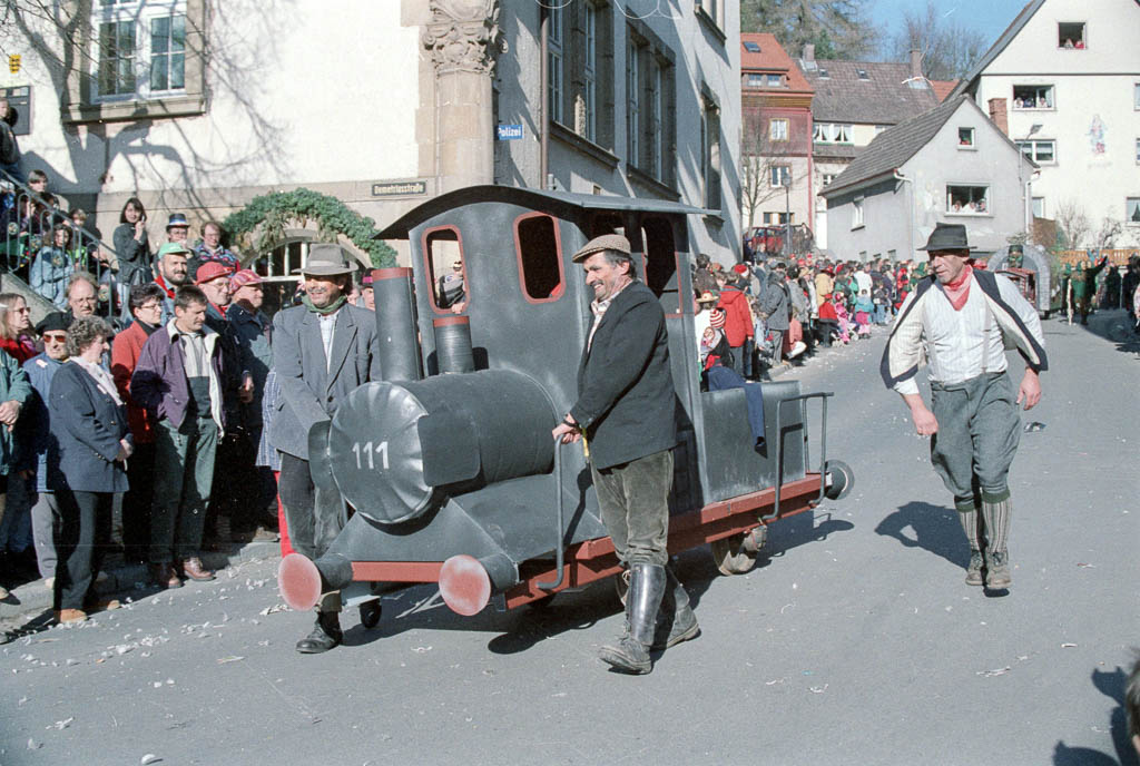 4 Fotos: Narrengruppe mit Eisenbahn auf dem oberen Rathausplatz, Fasnacht 1997