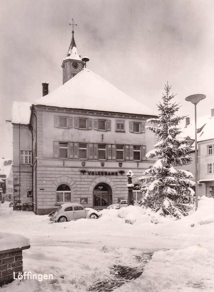 Rathaus mit Weihnachtsbaum und viel Schnee, ca. 1965