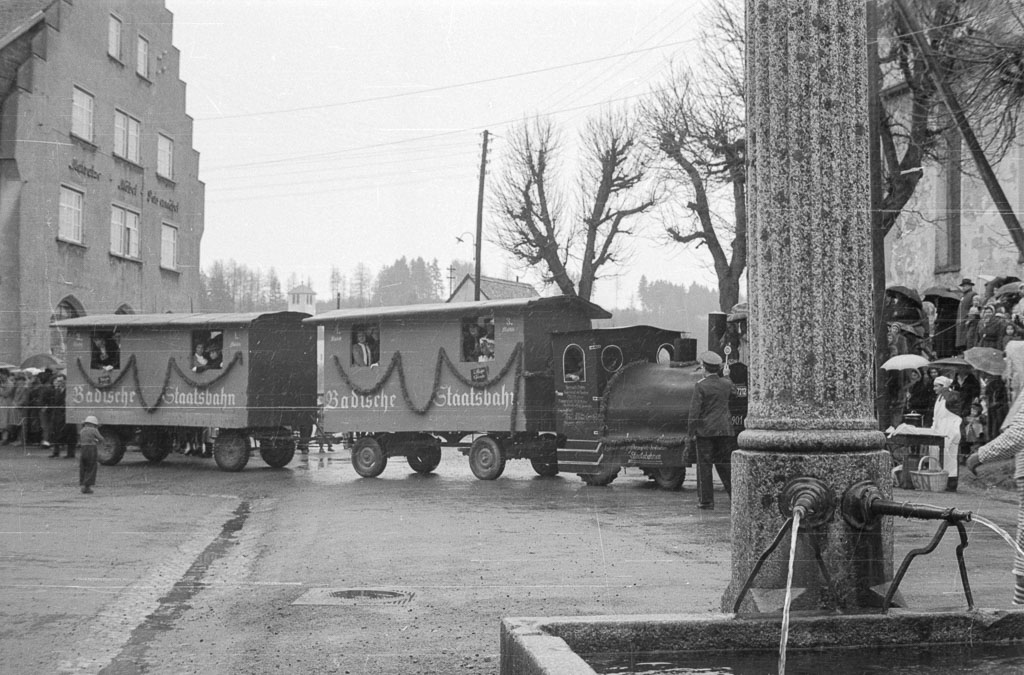 Umzugswagen der 20-Jährigen in der Kirchstraße, Fasnacht 1958