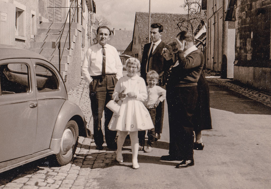 Erstkommunion bei Familie Weiss in der Vorstadtstraße, ca. 1960