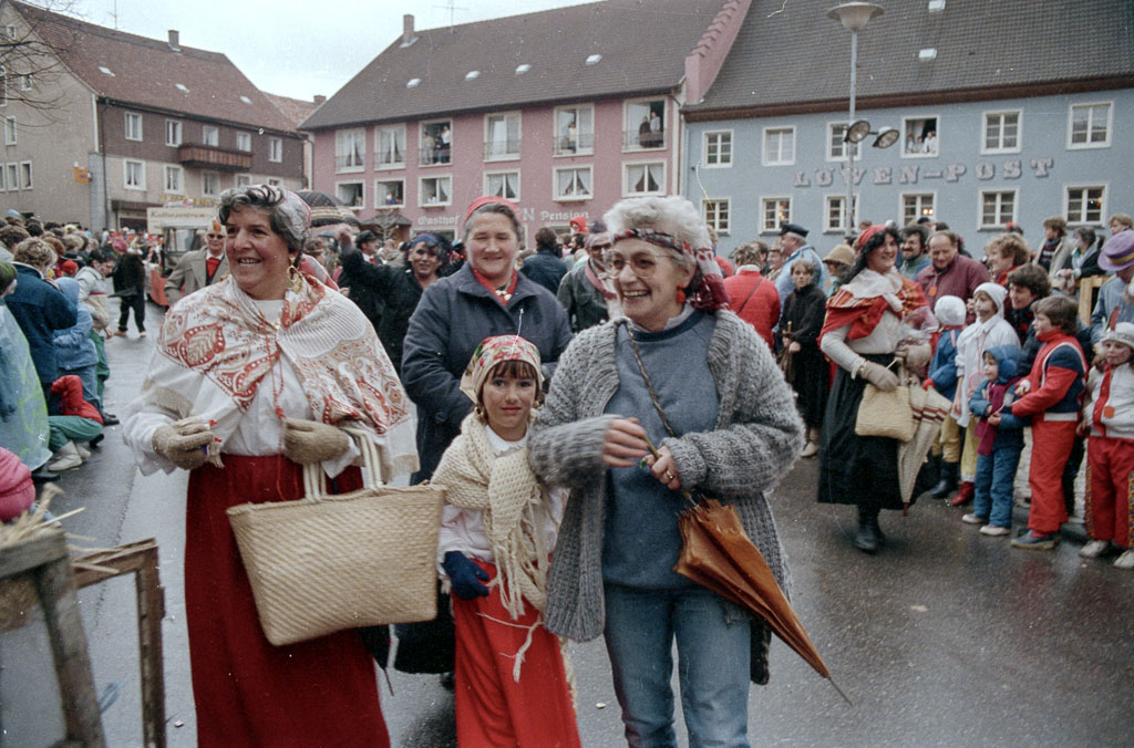 Närrinnengruppe beim Umzug auf dem oberen Rathausplatz, Fasnacht 1987