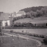 Güterzug mit Dampflok am Bahnübergang Seppenhofer Straße, ca. 1940