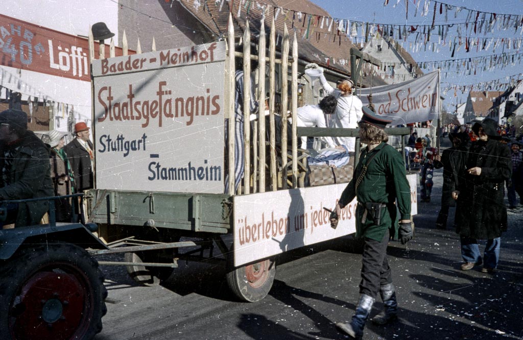 Umzugswagen »Stammheim« in der Oberen Hauptstraße, Fasnacht 1975