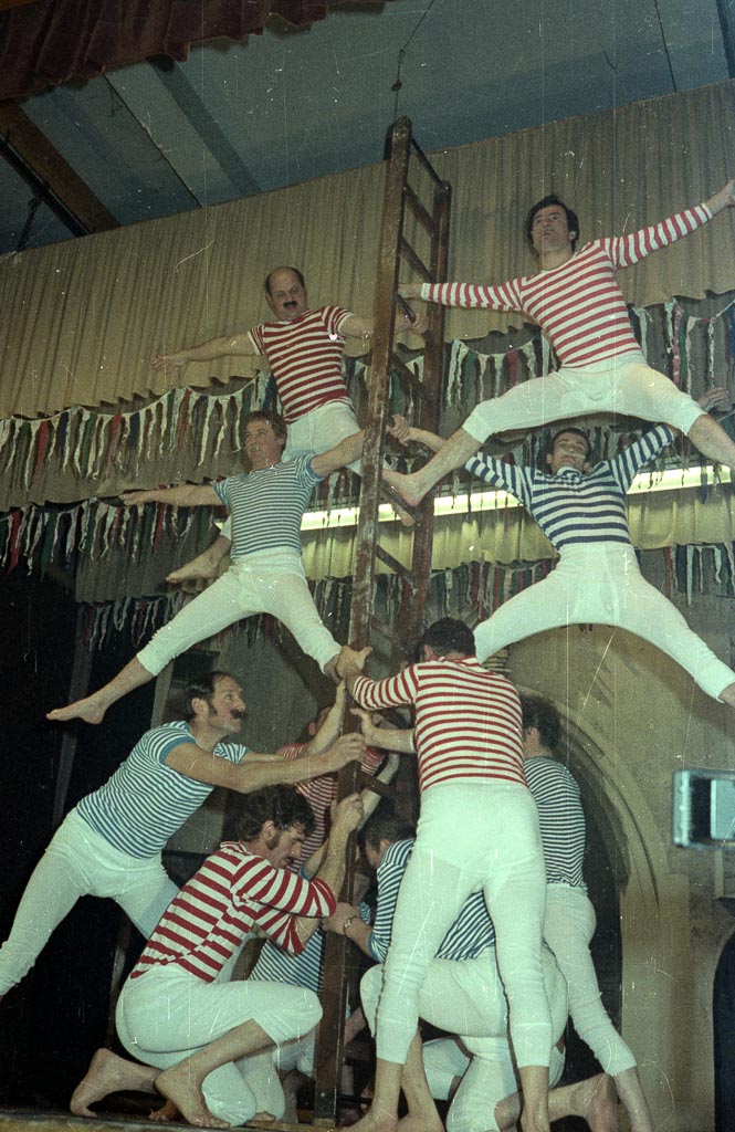 2 Fotos: Leitermannschaft in der Festhalle, Fasnacht 1979