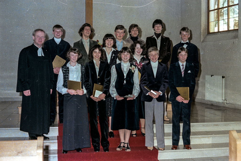 3 Fotos: Konfirmanden mit Pfarrer Waßmer, 1980