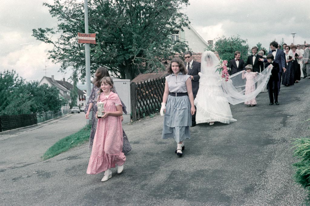 4 Fotos: Hochzeitszug Zepf / Streit in der Alenbergstraße, 1981