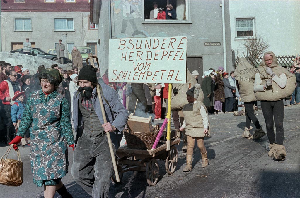 2 Fotos: Narrengruppe »Herdepfel« in der Oberen Hauptstraße, Fasnacht 1982