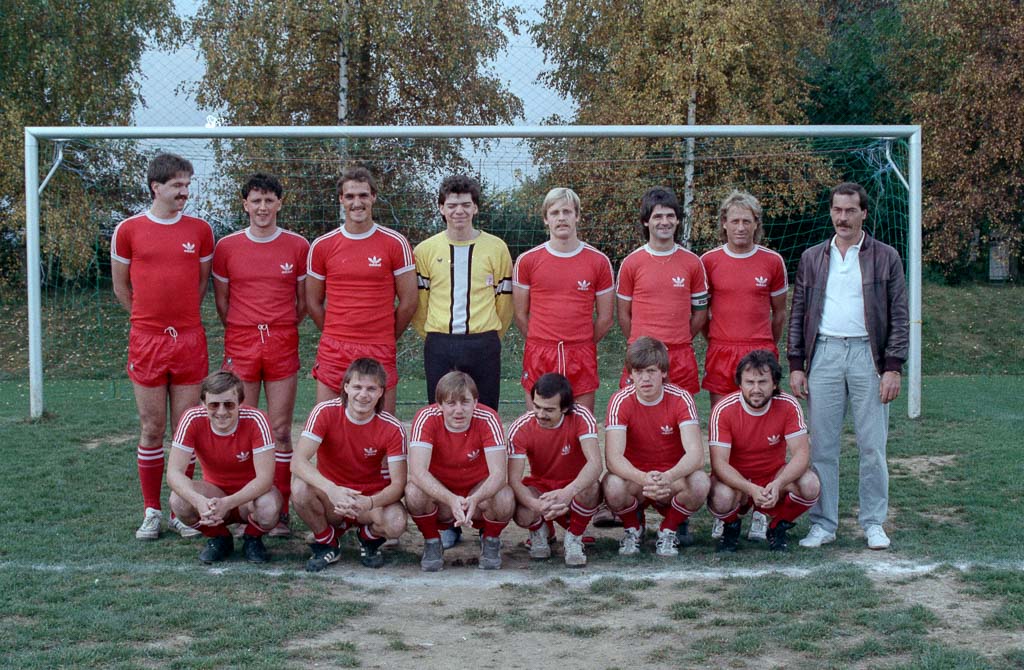 Fußballmannschaft im Tor, 1986
