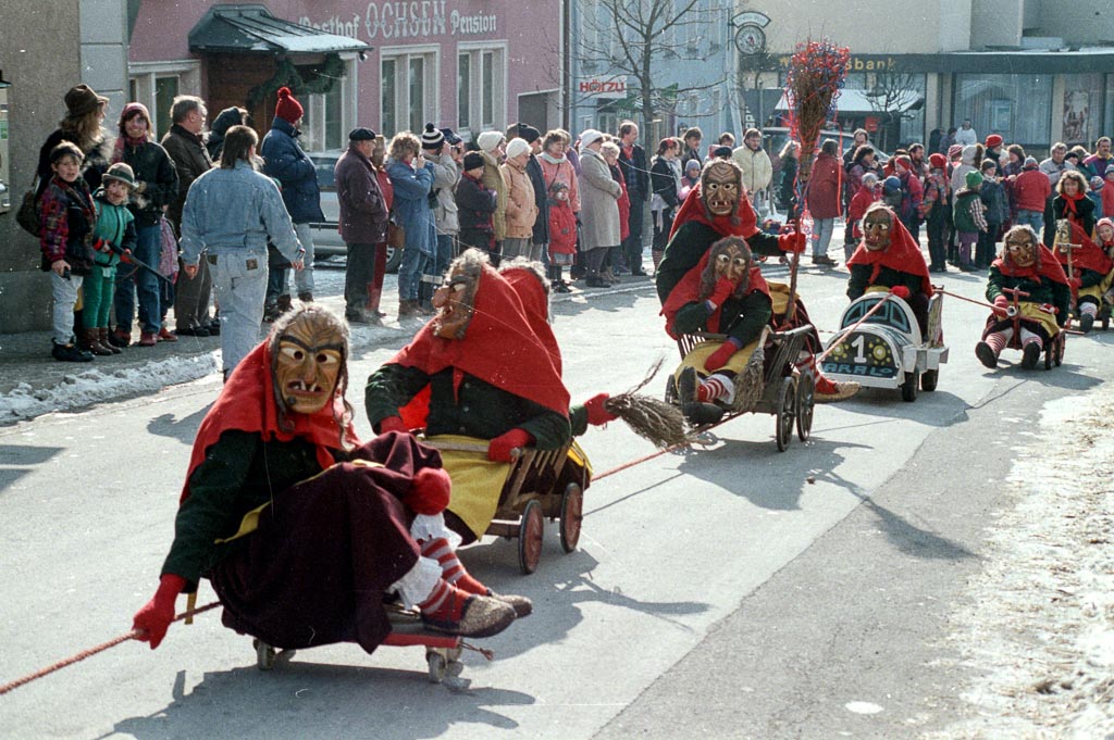 6 Fotos: Hexengruppe beim Narrenumzug, Fasnacht 1994