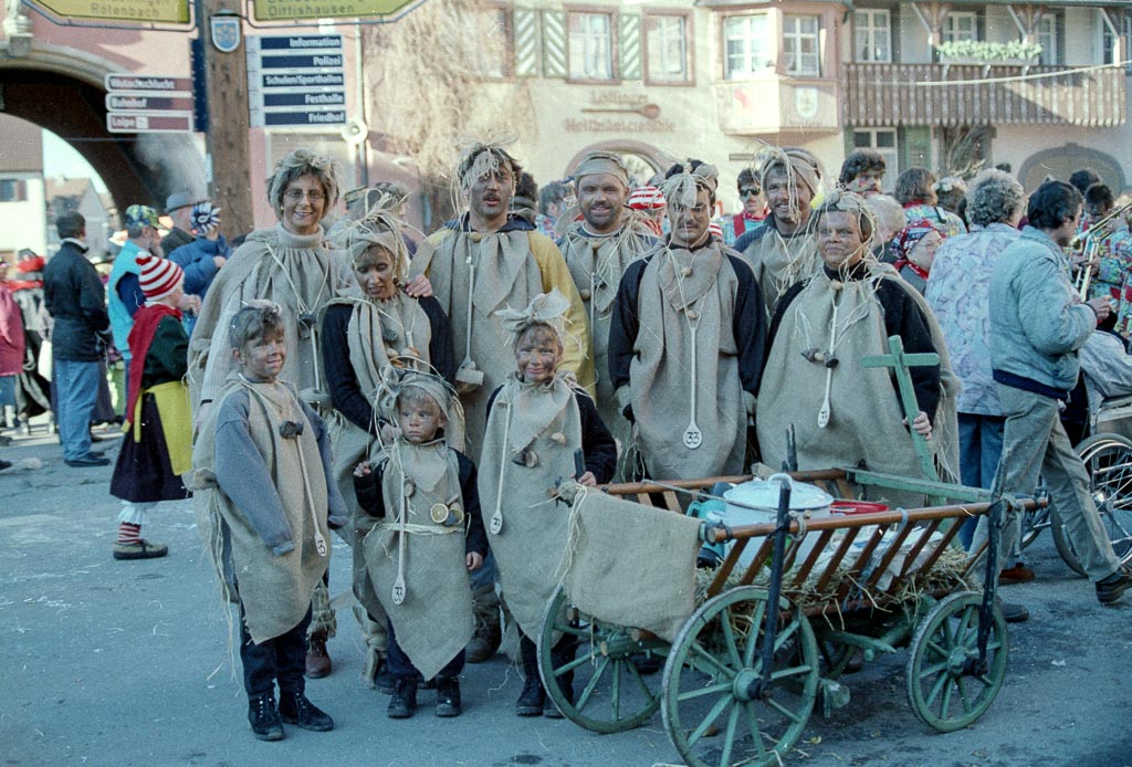 Narrengruppe auf dem unteren Rathausplatz, Fasnacht 1997