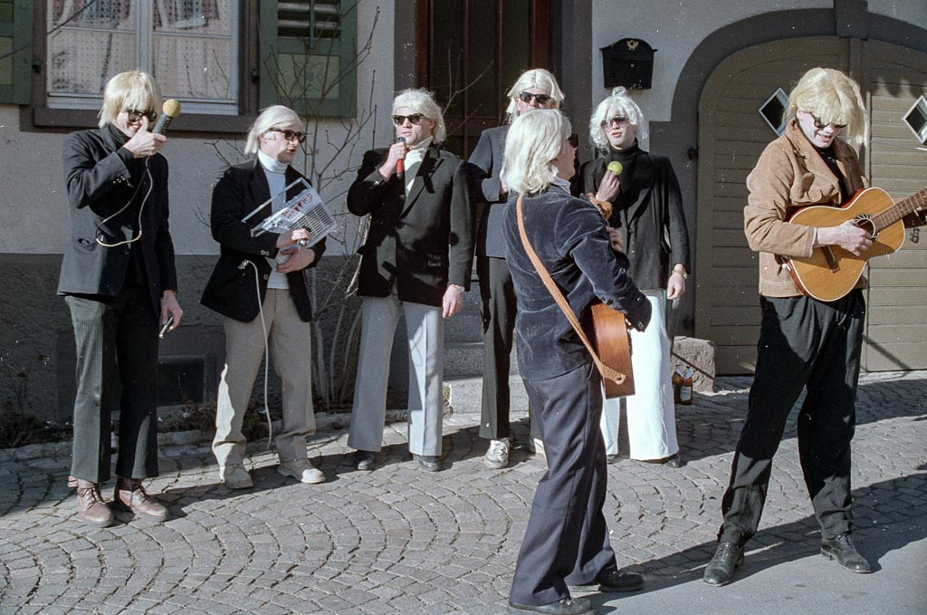 Narrengruppe in der Demetriusstraße, Fasnacht 1989