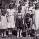 Kindergruppe im Garten der Bäckerei Willmann in der Unteren Hauptstraße, ca. 1952