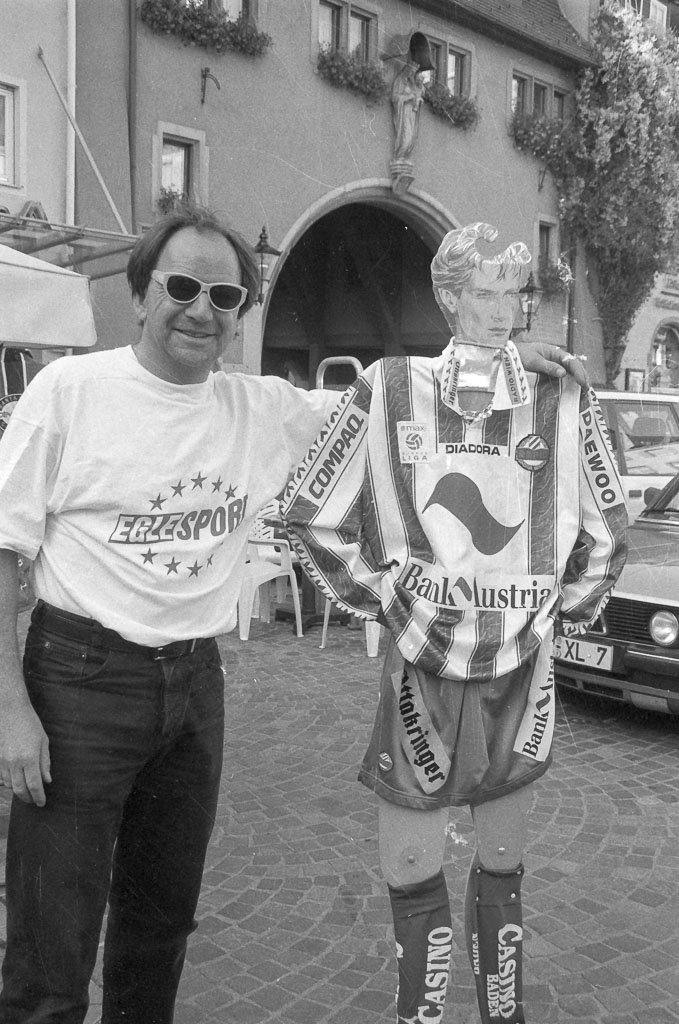 Hans Konhäuser mit Fußballtrikot, 1998