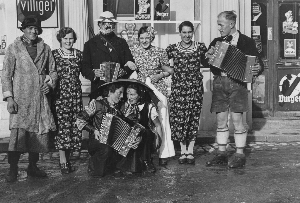 Narrengruppe vor dem Haus Vogt, Fasnacht 1938