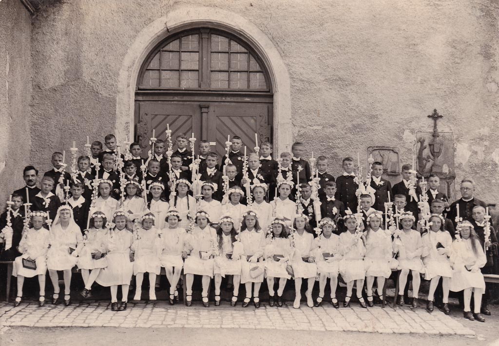 Kommunionkinder des Jahrgangs 1919/20 vor dem Kirchenportal, 27. April 1930