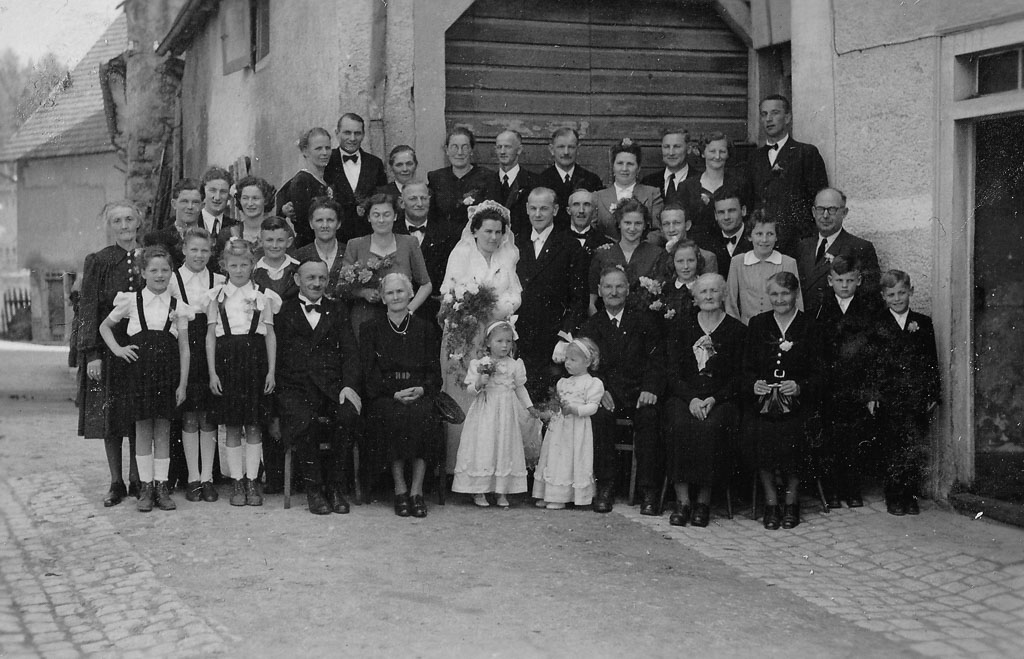 Hochzeitsgesellschaft Fehrenbach / Ganter vor dem Gasthaus »Ganterbräu«, 1950