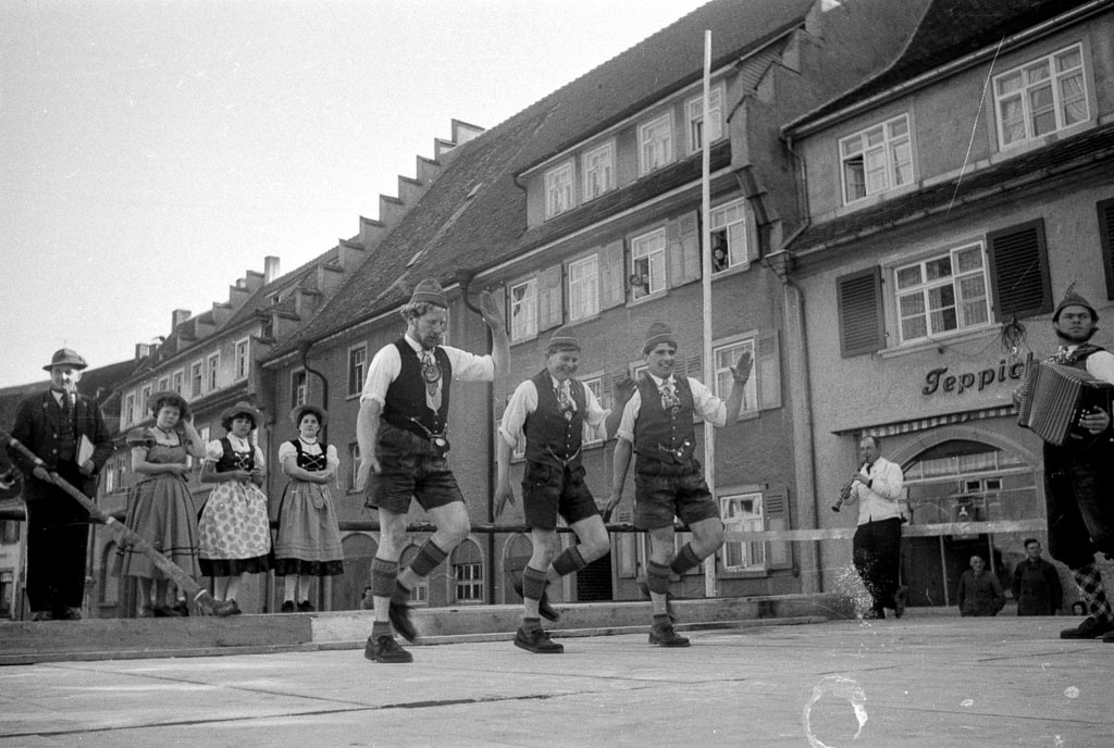 2 Fotos: Schuhplattler auf der Fasnachtsbühne in der Kirchstraße, Fasnacht 1957